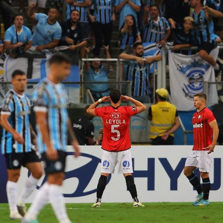 Jogadores do Huachipato celebram gol sobre o Grêmio