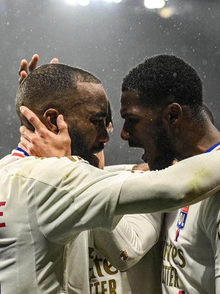 Jogadores do Lyon comemoram vitória contra o Monaco pelo Francês
