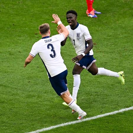 Bukayo Saka comemora gol da Inglaterra nas quartas de final da Eurocopa - OZAN KOSE / AFP