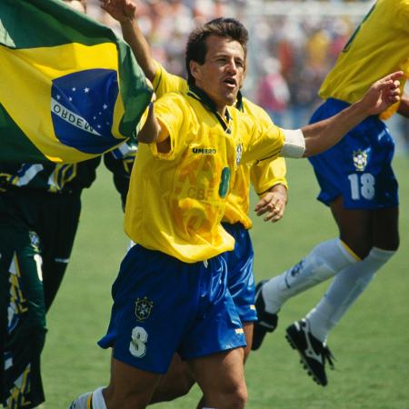 Dunga, capitão do Brasil no tetra, comemora título sobre a Itália