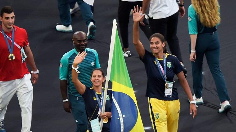 Duda e Ana Patrícia, porta-bandeiras do Brasil na cerimônia de encerramento das Olimpíadas de Paris 2024