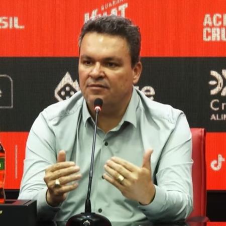 Adson Batista, presidente do Atlético-GO, durante entrevista coletiva