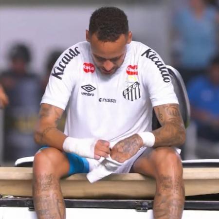 Neymar se lamenta após sentir lesão em jogo entre Santos e Atlético-MG no Brasileirão Neymar se lamenta após sentir lesão em jogo entre Santos e Atlético-MG no Brasileirão