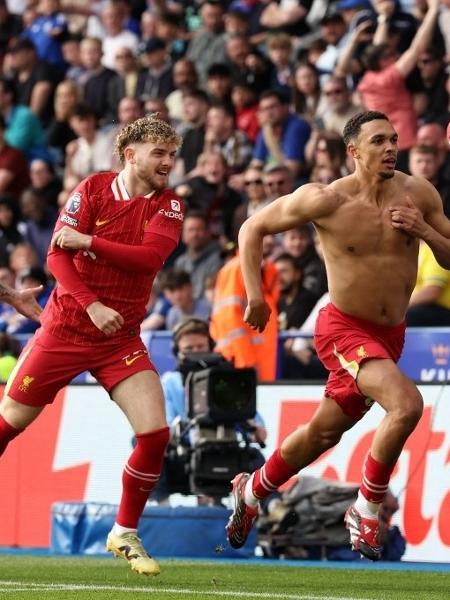 Trent Alexander-Arnold comemora gol do Liverpool marcado contra o Leicester no Campeonato Inglês Trent Alexander-Arnold comemora gol do Liverpool marcado contra o Leicester no Campeonato Inglês