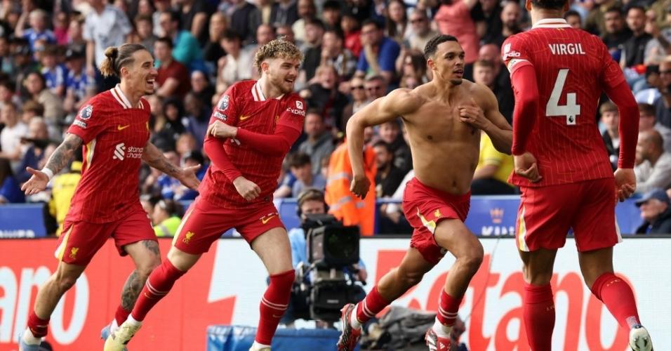 Trent Alexander-Arnold comemora gol do Liverpool marcado contra o Leicester no Campeonato Inglês