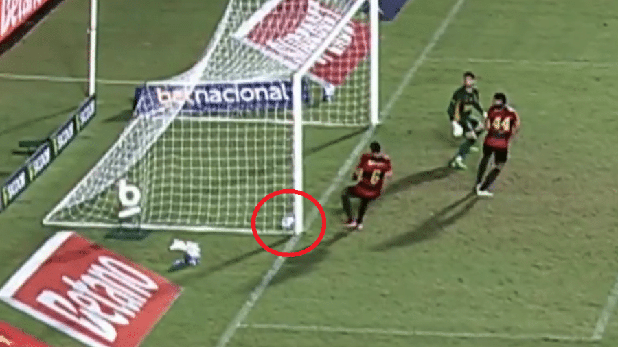 Chute de Yago Pikachu teria ultrapassado a linha durante Sport x Fortaleza; árbitro, no entanto, não validou gol Chute de Yago Pikachu teria ultrapassado a linha durante Sport x Fortaleza; árbitro, no entanto, não validou gol