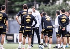 Neymar não vai a campo e é ausência em treino tático do Santos