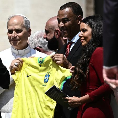 Cafu entrega camisa da seleção brasileira ao Papa Leão XIV - Filippo MONTEFORTE / AFP