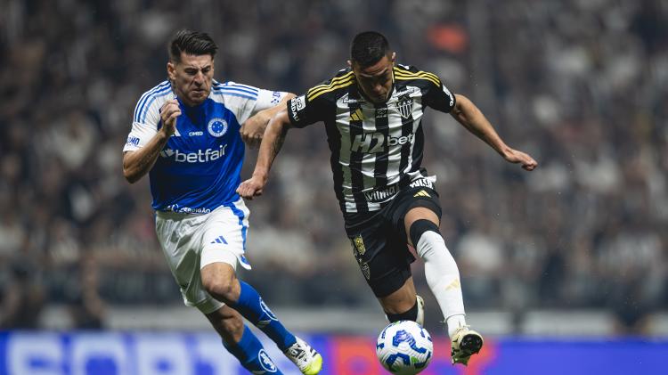 Villalba, do Cruzeiro, e Cuello, do Atlético-MG, em ação durante jogo da Copa do Brasil
