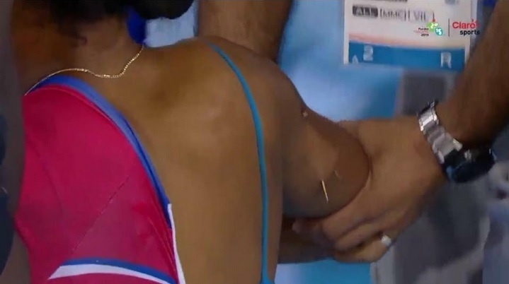 Ciclista cubana Lisandra Guerra com um pedaço de madeira preso no braço