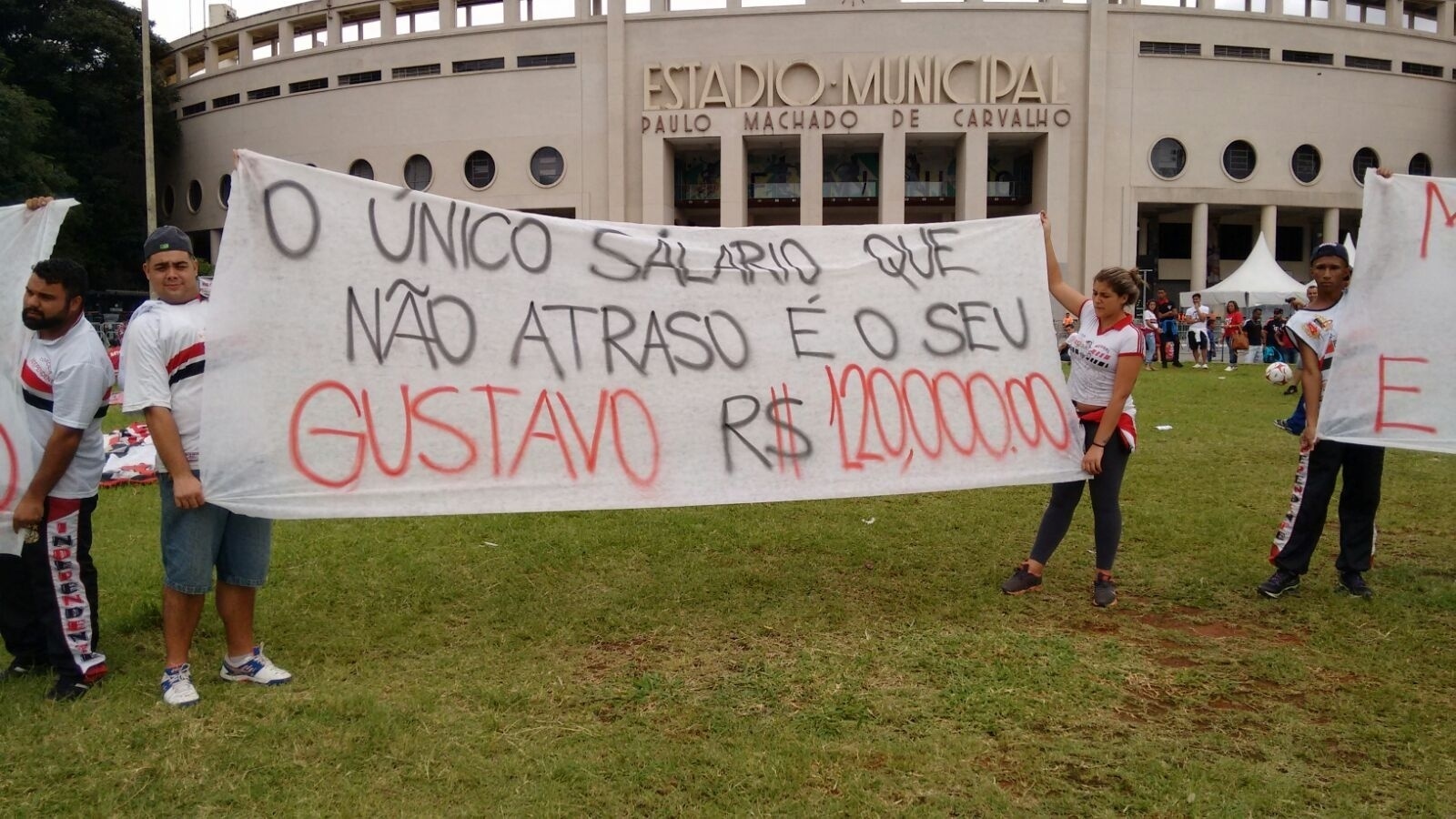 Torcedores do São Paulo protestam contra jogadores e direção do clube antes de partida pelo Campeonato Paulista no Pacaembu - Vanderlei Lima/UOL