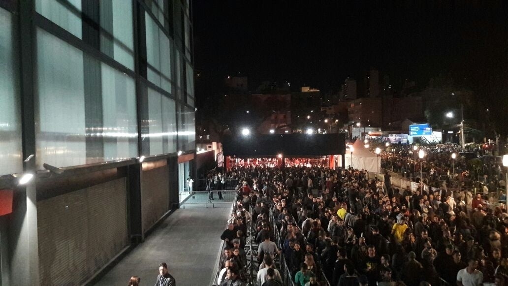 Espectadores começam a chegar à Arena da Baixada para acompanhar o UFC 198 - Espectadores começam a chegar à Arena da Baixada para acompanhar o UFC 198