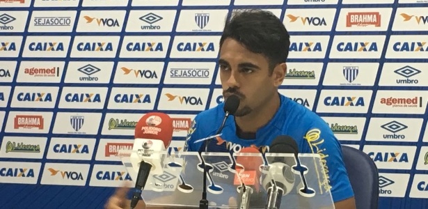 Júnior Dutra dá entrevista no Avaí; centroavante interessa ao Corinthians para 2018 - divulgação/Avaí