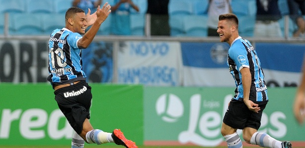 Thonny Anderson, do Grêmio, comemora gol com Ramiro durante partida contra o Novo Hamburgo no estádio Arena do Grêmio pelo Campeonato Gaucho 2018 - Ricardo Rímoli/AGIF - Ricardo Rímoli/AGIF