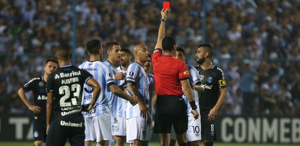 Árbitro expulsa Gervasio Núñez, do Tucuman, após pisão em Alisson, do Grêmio - Agustin Marcarian/Getty Images - Agustin Marcarian/Getty Images