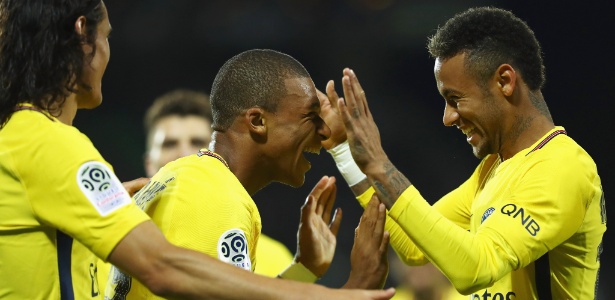 Mbappé e Neymar celebram gol pelo Campeonato Francês - Dean Mouhtaropoulos/Getty Images