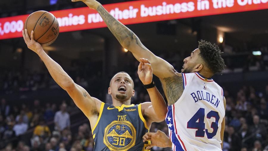 Stephen Curry é marcado por Jonah Bolden em Golden State Warriors x  Philadelphia 76ers  - Kyle Terada-USA TODAY Sports