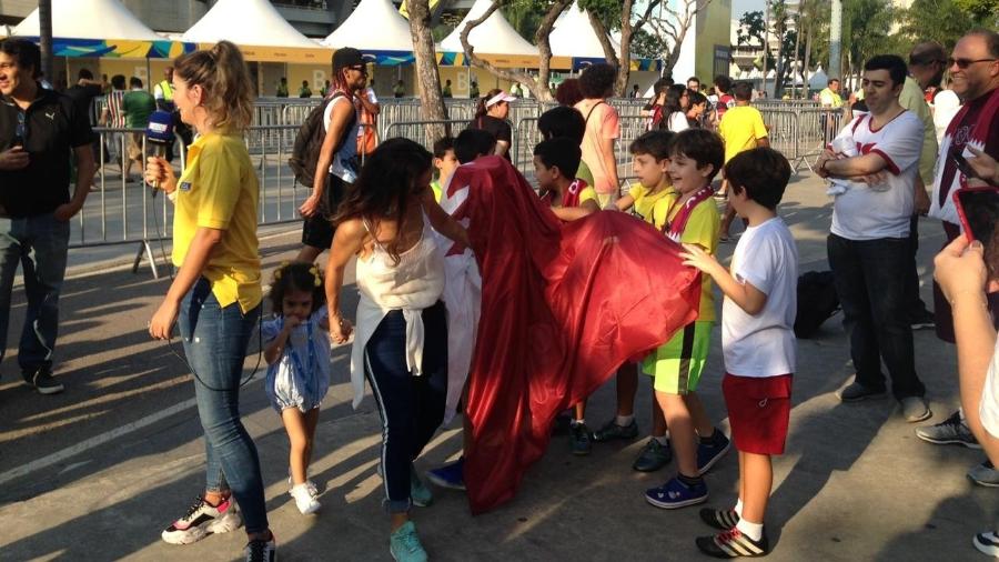 Torcedores aguardam o início do jogo Qatar e Paraguai, no Maracanã - Leo Burlá/UOL Eesporte