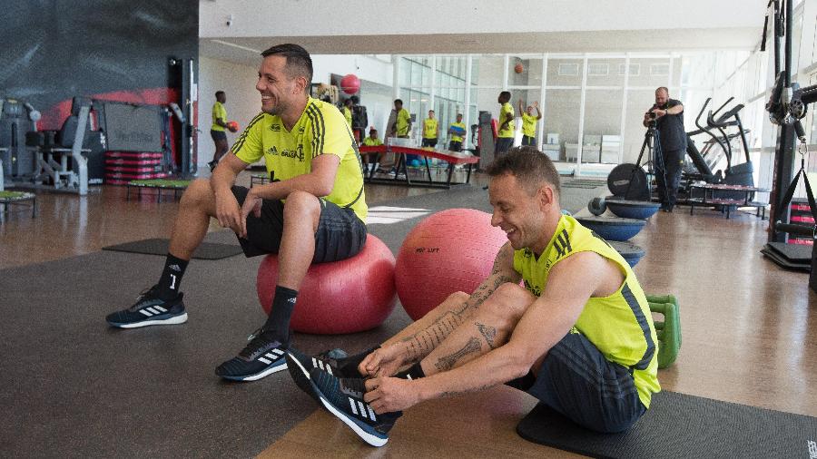 Rafinha e Diego Alves em momento descontraído durante treino do Flamengo - Alexandre Vidal / Flamengo
