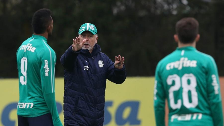Mano Menezes dá instruções a jogadores do Palmeiras durante seu primeiro treino - Cesar Greco/Ag. Palmeiras/Divulgação