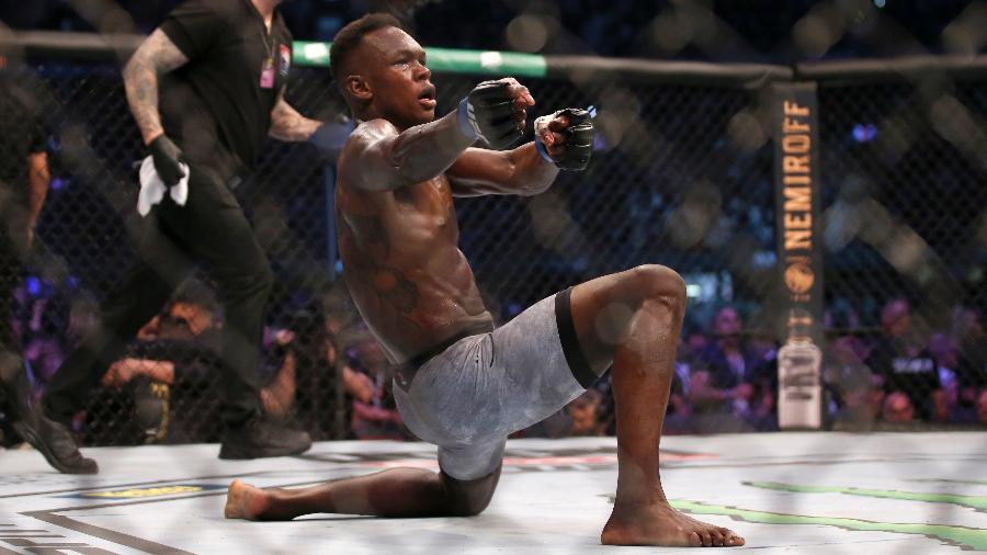 Israel Adesanya comemora vitória sobre Robert Whittaker que lhe rendeu o cinturão dos médios do UFC - Getty Images