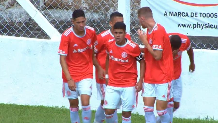 Cesinha, capitão e camisa 10 do Internacional, comemora gol marcado na estreia da Copinha - Reprodução/SporTV