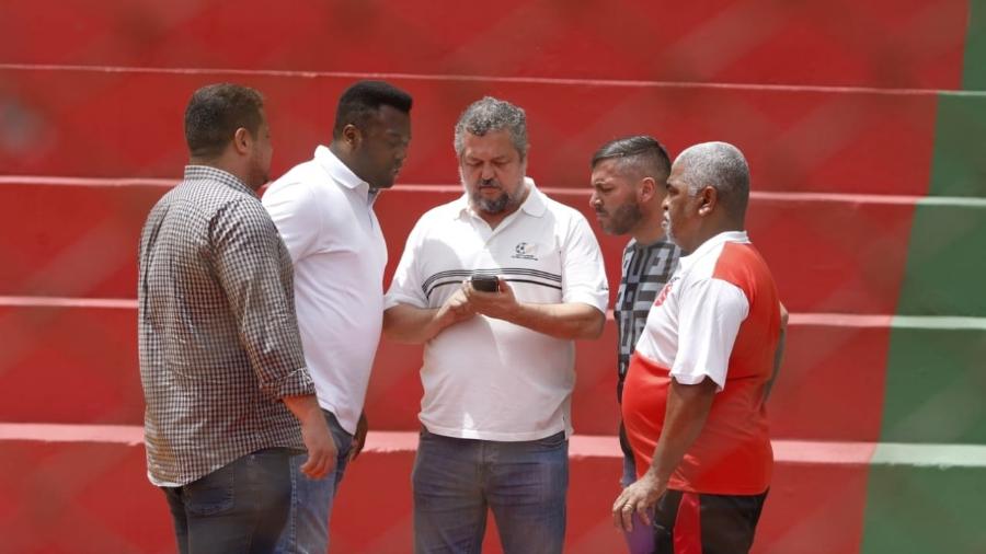 Acaz Fellegger mostra as imagens do celular para os dirigentes do Taboão da Serra; assessor diz que foi mal-entendido - Divulgação/CATS