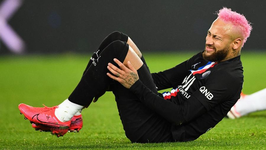 Neymar sente dores durante a partida entre PSG e Montpellier, pelo Campeonato Francês - MARTIN BUREAU/AFP