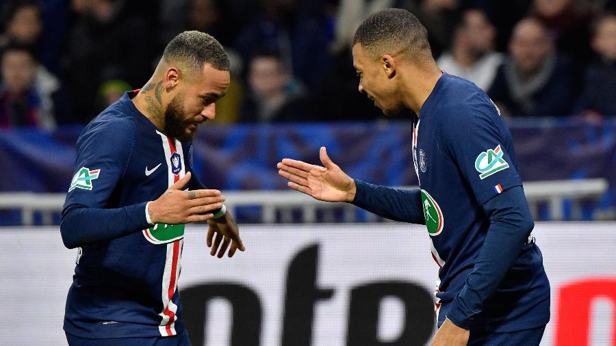 Neymar e Mbappé comemoram gol do PSG na vitória sobre o Lyon na Copa da França - Philippe DESMAZES / AFP