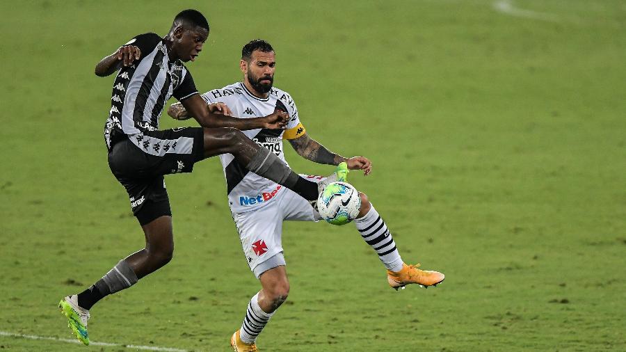 Matheus Babi disputa bola com Leandro Castan em Botafogo x Vasco - Thiago Ribeiro/AGIF