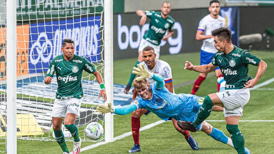 Willian chuta para marcar o primeiro gol do Palmeiras contra o Bahia pelo Brasileirão - ANDERSON LIRA/FRAMEPHOTO/FRAMEPHOTO/ESTADÃO CONTEÚDO