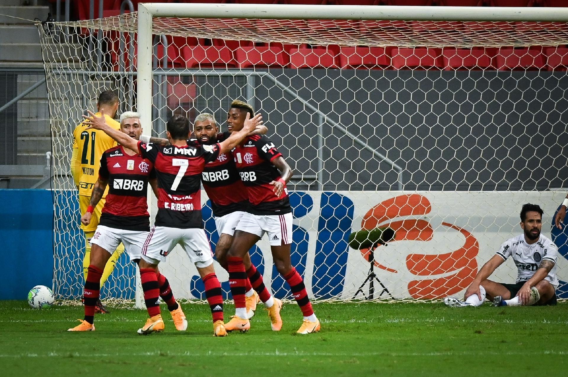 Flamengo vence confronto direto com Palmeiras e se aproxima do líder