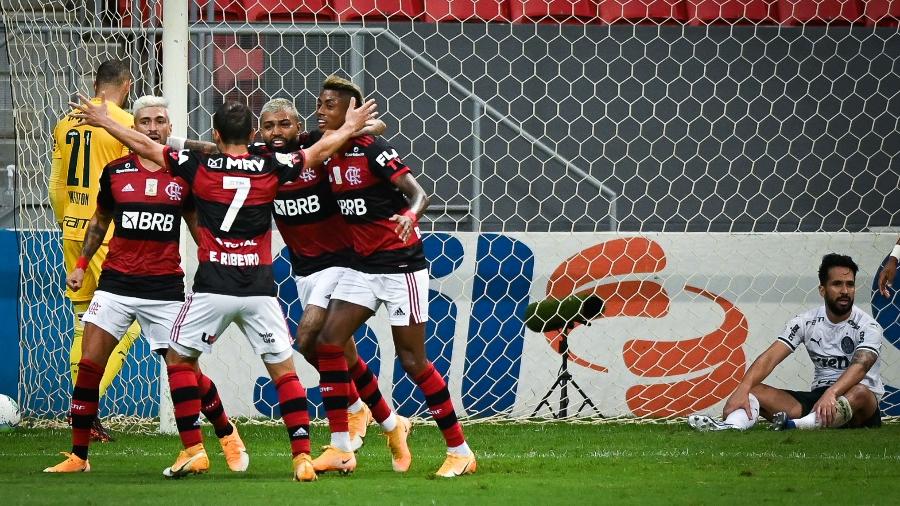 Jogadores do Flamengo comemoram gol marcado contra o Palmeiras, em jogo válido pelo Brasileiro - Andre Borges/AGIF