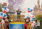 Astro da NFL comemora vitória dos Buccaneers em parques da Disney - Divulgação