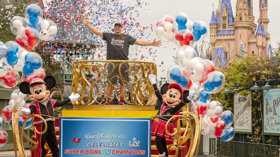Rob Gronkowski comemorou vitória no Super Bowl 55 com visita aos parques da Disney - Divulgação