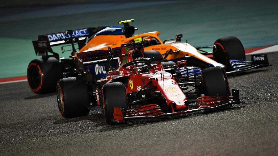Charles Leclerc, da Ferrari, sendo seguido por perto pela McLaren de Lando Norris - Clive Mason/ Getty Images