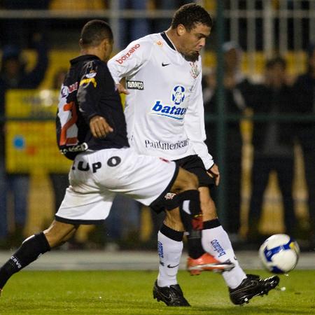 Uniforme do Corinthians em 2009 tinha patrocínio do Banco PanAmericano e do Baú da Felicidade