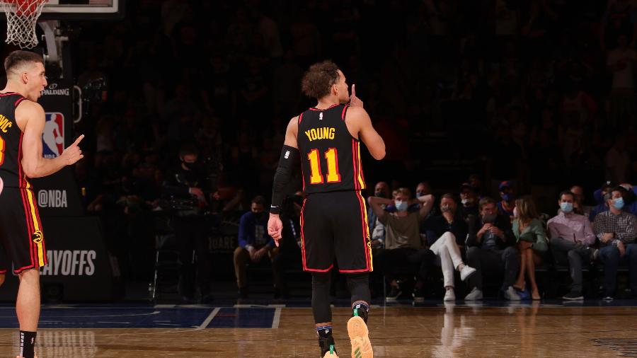 Trae Young faz gesto para torcida do New York Knicks se calar após vitória do Atlanta Hawks nos playoffs da NBA - NBAE via Getty Images