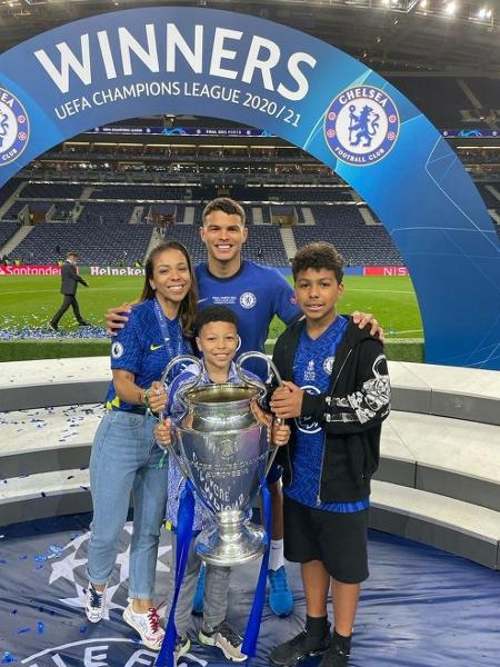 Thiago Silva e sua família com o troféu da Liga dos Campeões - Instagram
