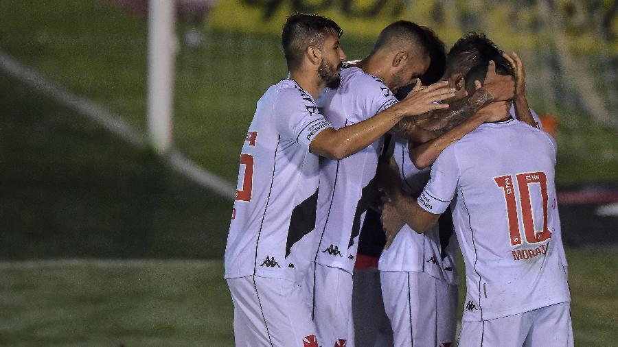 Jogadores do Vasco comemoram gol de Sarrafiore diante do Boavista pela Copa do Brasil - Thiago Ribeiro/AGIF