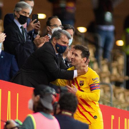 Lionel Messi cumprimenta o presidente do Barcelona, Joan Laporta - Joaquin Corchero / Europa Press Sports via Getty Images