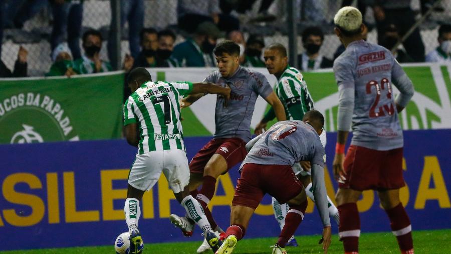 Jogadores de Juventude e Fluminense disputam lance em partida válida pelo Campeonato Brasileiro - Luiz Erbes/AGIF