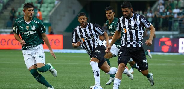 Disputa de bola em jogo entre Palmeiras e Atlético-MG