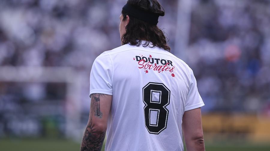 Cássio jogador do Corinthians com camiseta em homenagem ao Doutor Sócrates durante aquecimento antes da partida contra o Grêmio 