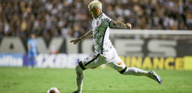 Róger Guedes, atacante do Corinthians, finaliza ao gol do Ituano em partida válida pelo Paulistão