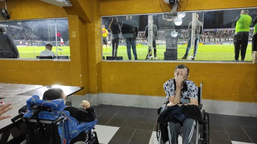 Torcedor deficiente do Bragantino assiste a jogo contra o Corinthians em restaurante do Nabi Abi Chedid - Divulgação/Twitter/@FeeeAlbuquerque