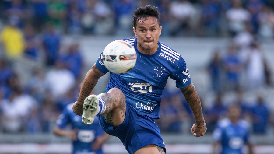 Destaque do Cruzeiro no primeiro semestre, Edu vive jejum e desgaste físico