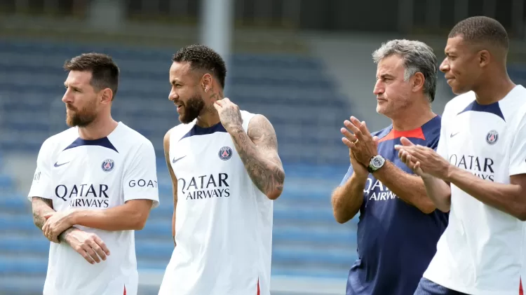 Lionel Messi, Neymar e Mbappé escutam instruções do técnico Christophe Galtier em treino do PSG no Japão - Koji Watanabe/Getty Images - Koji Watanabe/Getty Images