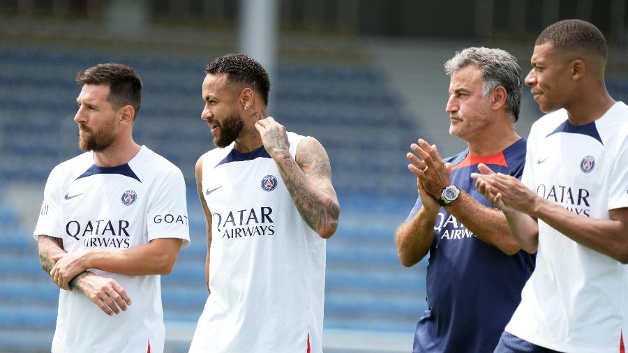 Lionel Messi, Neymar e Mbappé escutam instruções do técnico Christophe Galtier em treino do PSG no Japão - Koji Watanabe/Getty Images