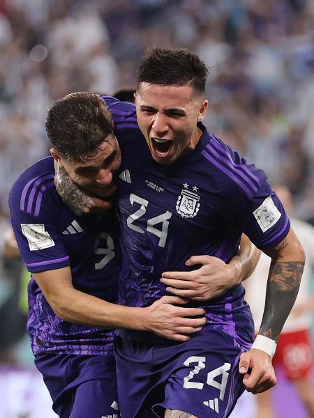 Julián Álvarez e Enzo Fernandez comemoram gol da Argentina sobre a Polônia - Clive Brunskill/Getty Images